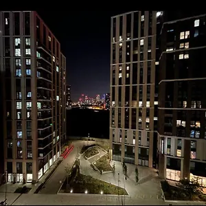 Apartment 2 Bed Close To Station With Parking, London