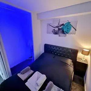 Apartment Sleek & Stylish - E15 With Parking, London