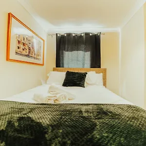 Apartment Luxury Riverview Apartment: Excel & Canary Wharf Proximity, London
